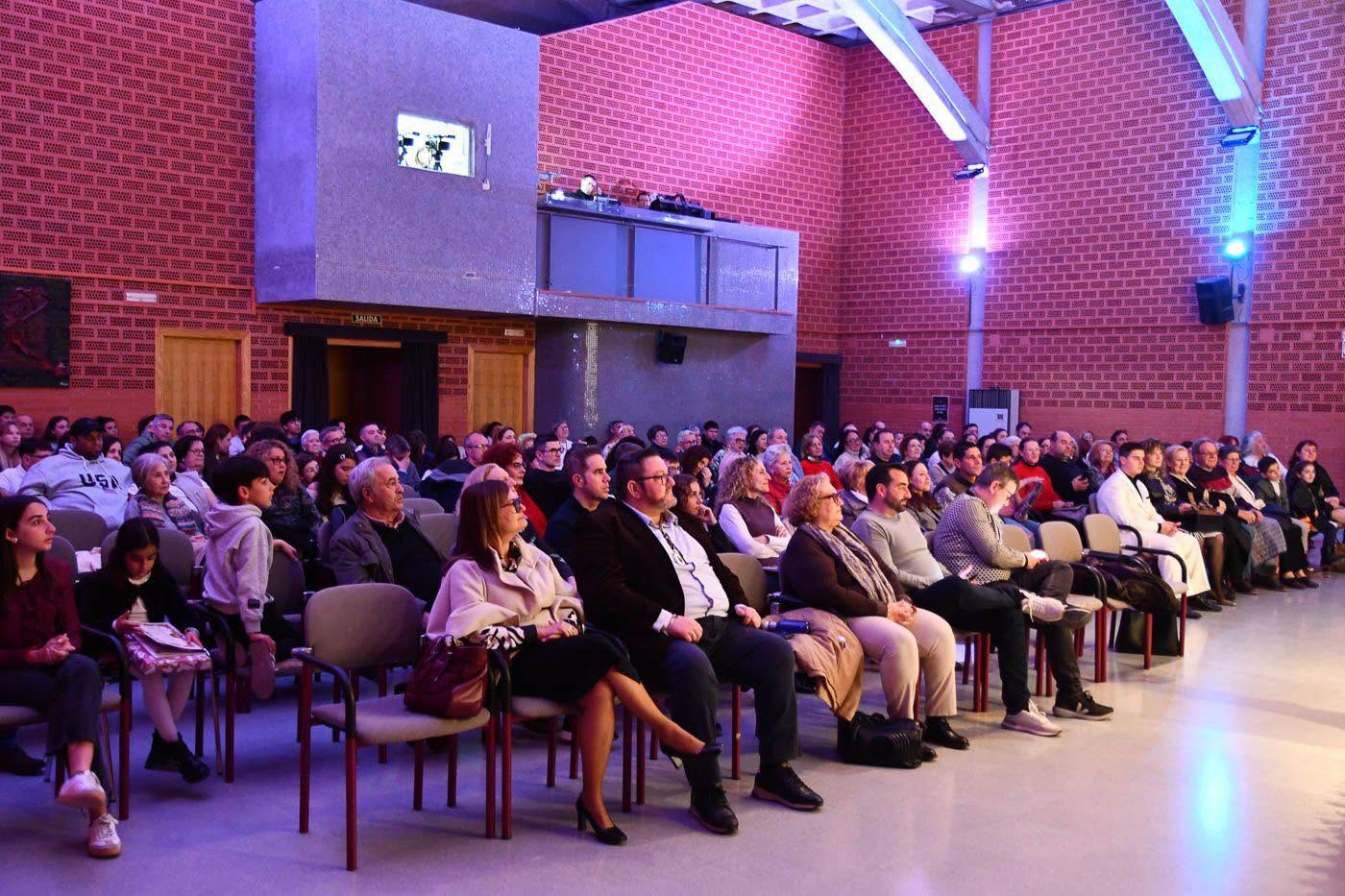 El Pregón Juvenil de la Semana Santa de Albatera emociona al público en la Casa de Cultura pj 21